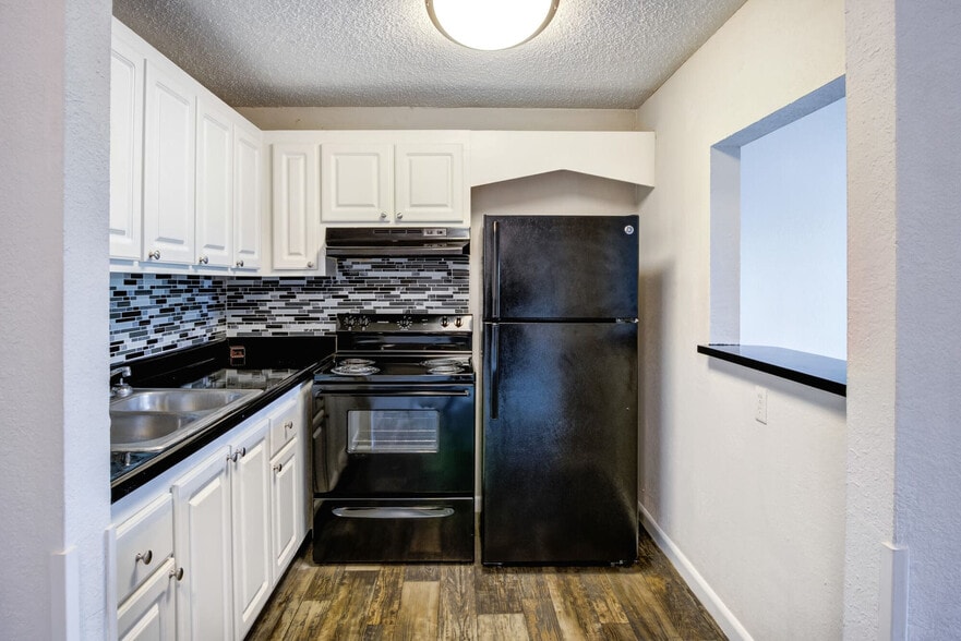 1BR, 1 BA - 670SF - Kitchen - Coronado Springs