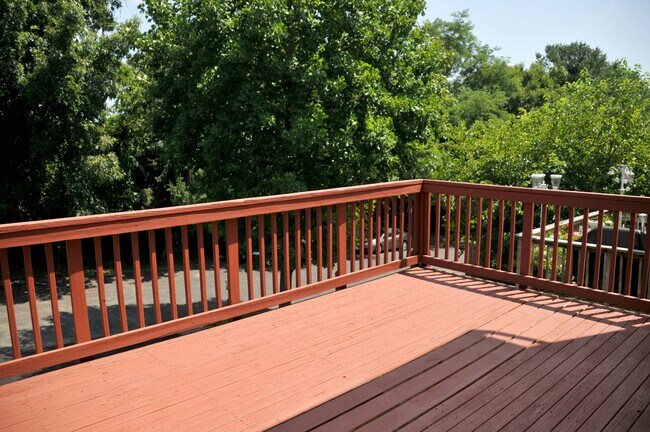Building Photo - Charming End-Unit Townhouse in Mt. Airy Manor Community