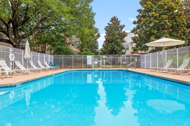 Building Photo - Charming Unit Close to the Pool!