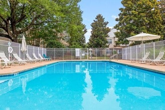 Building Photo - Second Floor Unit at The Oaks!