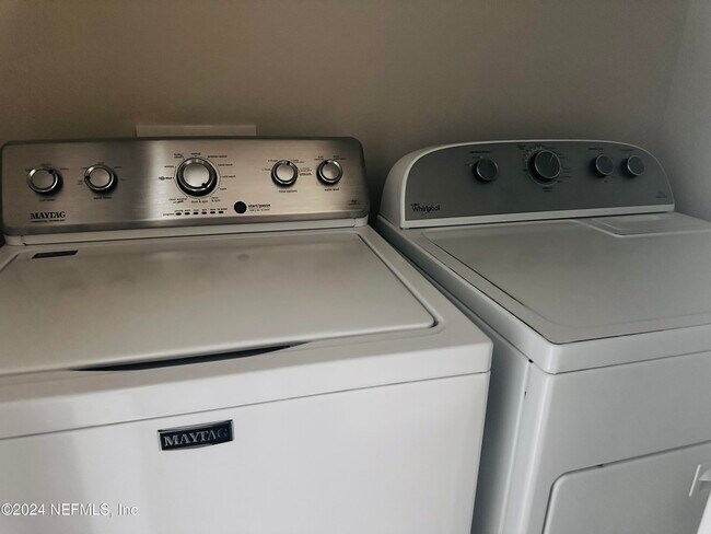 Building Photo - 6801 Roundleaf Dr