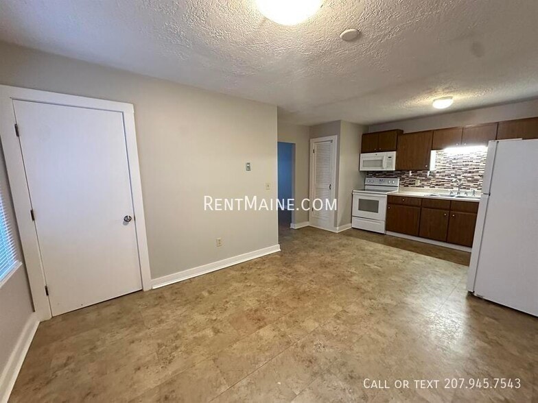 Building Photo - 119 Main St