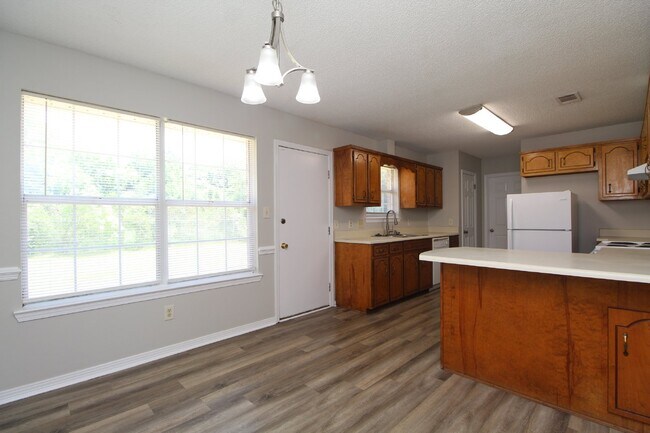 Building Photo - 3/2 Northwest Pensacola brick home with ga...