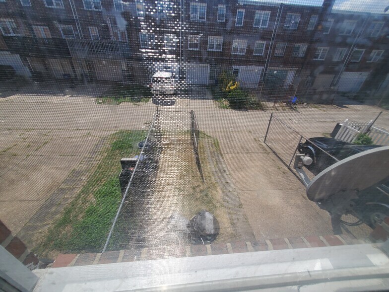 Building Photo - 8028 Fayette St