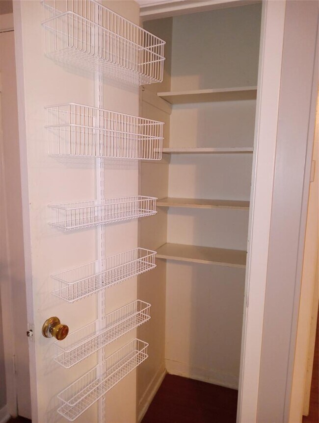 Building Photo - 606 W 51st St