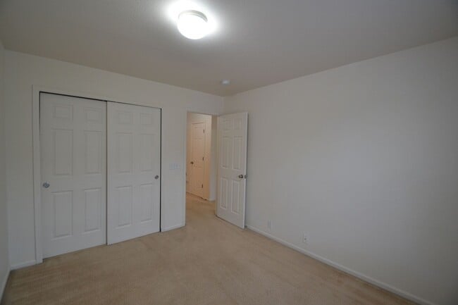 Building Photo - 3 Bed 2.5 Bath Townhome With AC Available ...