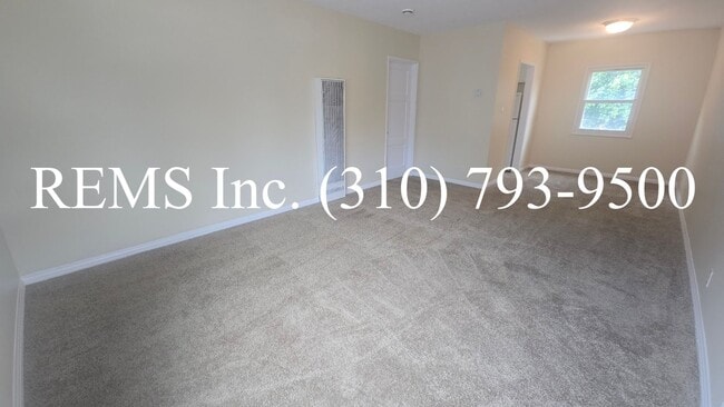 Building Photo - Bright Upstairs 1 Bedroom Apartment w/ Shared Garage Parking