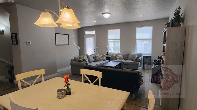 Building Photo - Great 3 Bd 2.5 Bath Townhome 2 Car Garage