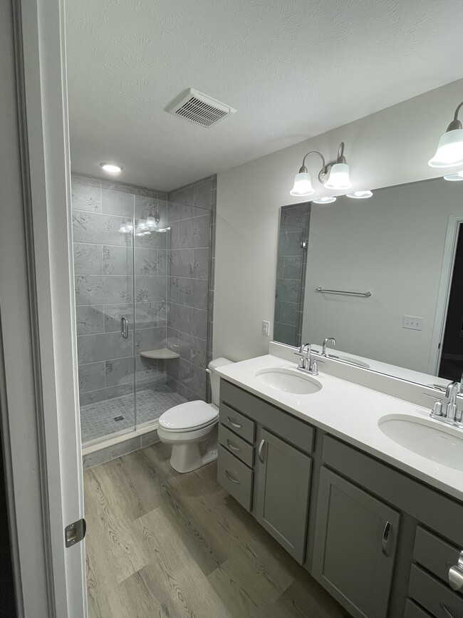 Master bathroom - 12218 Ashbury Ave