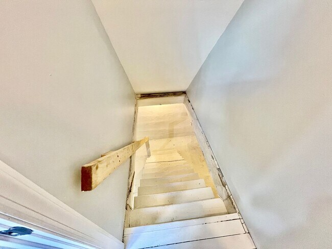 Building Photo - Bright and Updated 2 Bedroom 1.5 Bath House in Oakland