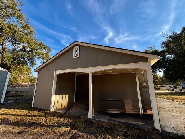 Building Photo - 831 Floral Dr