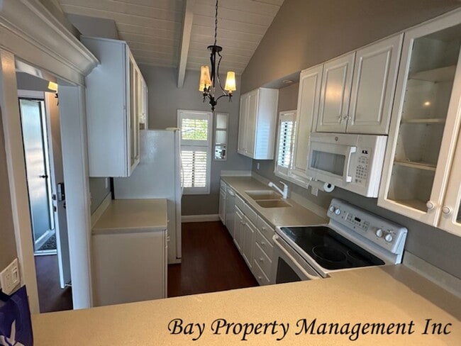 Building Photo - Premier Sherwood Lakes Location – Upstairs End Unit with Stunning Lake & Mountain Views