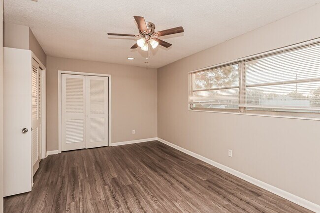 Building Photo - 344 Crestwood Ave