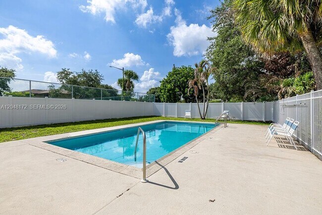 Building Photo - 1542 N Lawnwood Cir