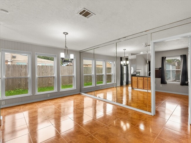 Building Photo - 4214 Fernside Dr