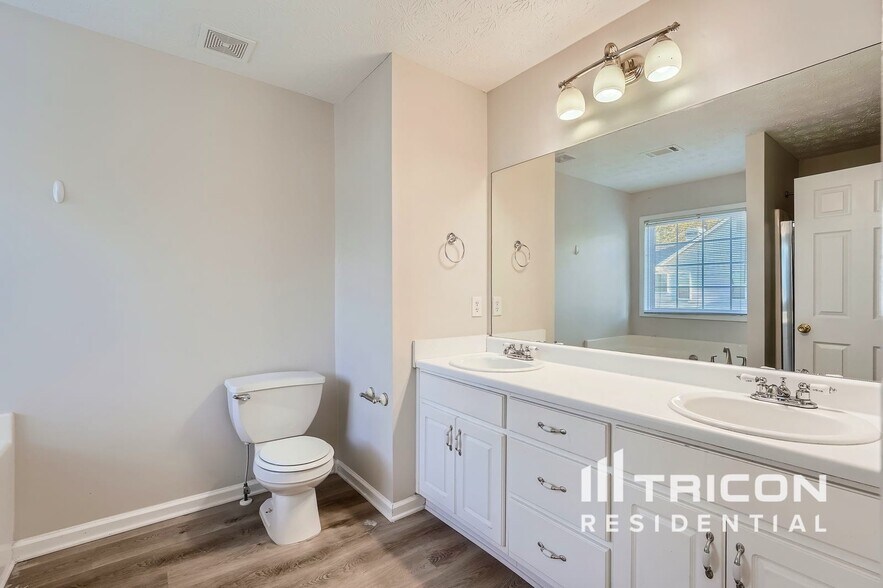 Building Photo - 1504 Riverglen Dr