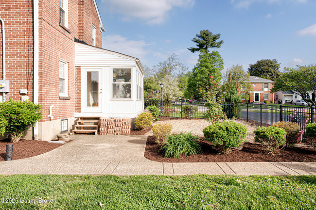 Building Photo - 2418 Brighton Dr