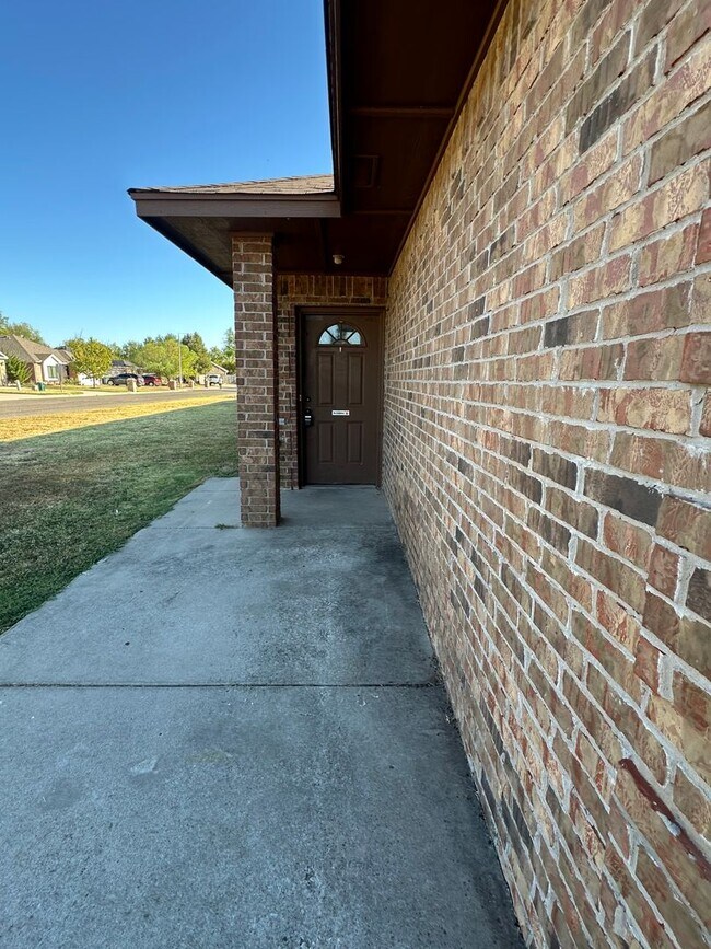 Building Photo - 710 NE 20th Terrace