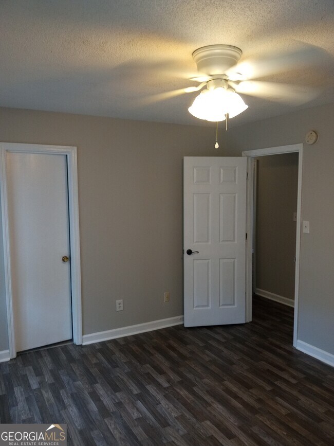 Building Photo - 2928 Dahlia Dr