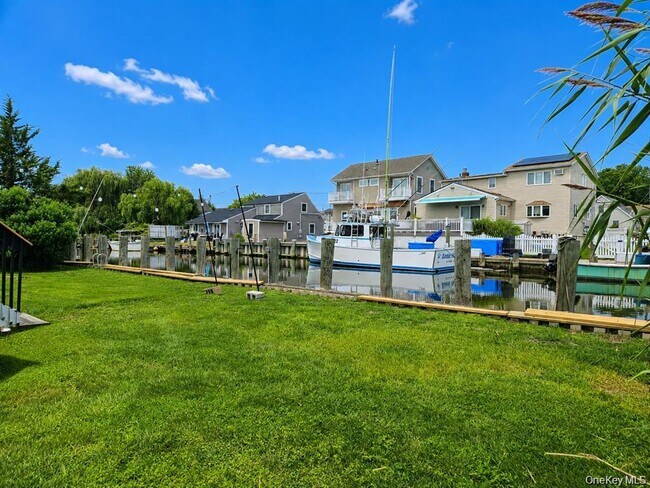 Building Photo - 2706 Peconic Ave