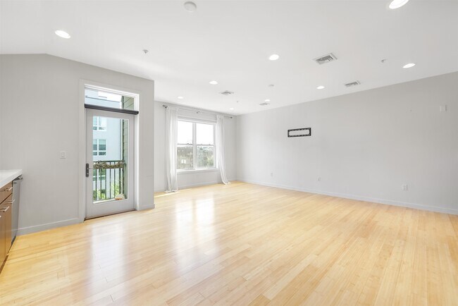 Building Photo - 707 Monroe St
