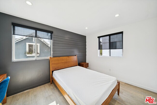 Building Photo - 835 N Harvard Blvd