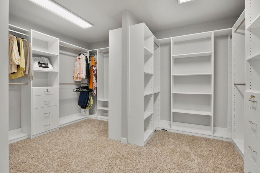 Master grand closet - 630 Big Stone Trl