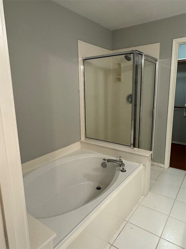 Building Photo - 226 S Walden Elms Cir