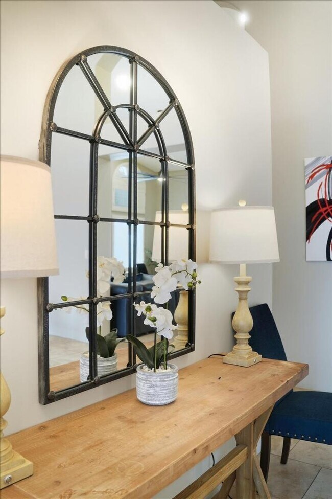 Building Photo - 1909 E Coral Tree Dr