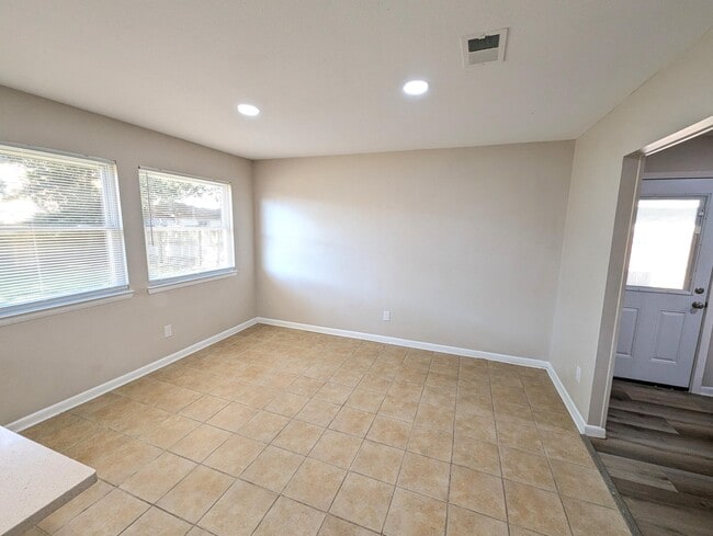 Building Photo - 35 Solar St