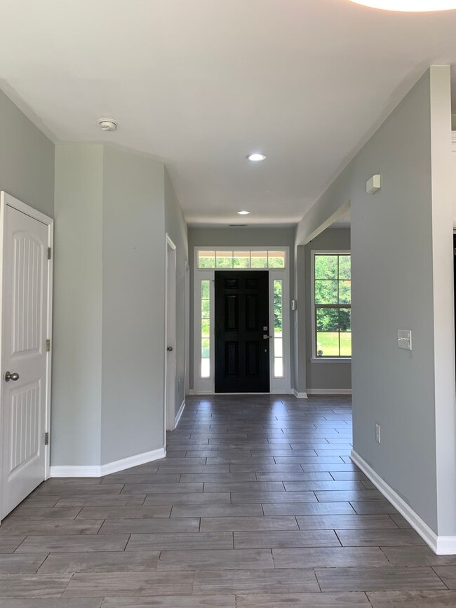 Building Photo - Luxurious Garner Home, Fenced Yard, Commun...