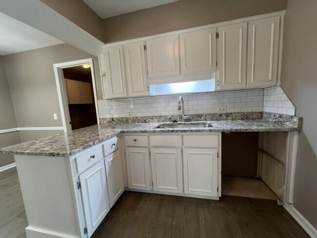 Building Photo - Newly updated 3 Bedroom/2 bath/bonus area ...