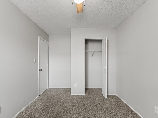 Building Photo - Three Bedroom/Two Bath Townhome