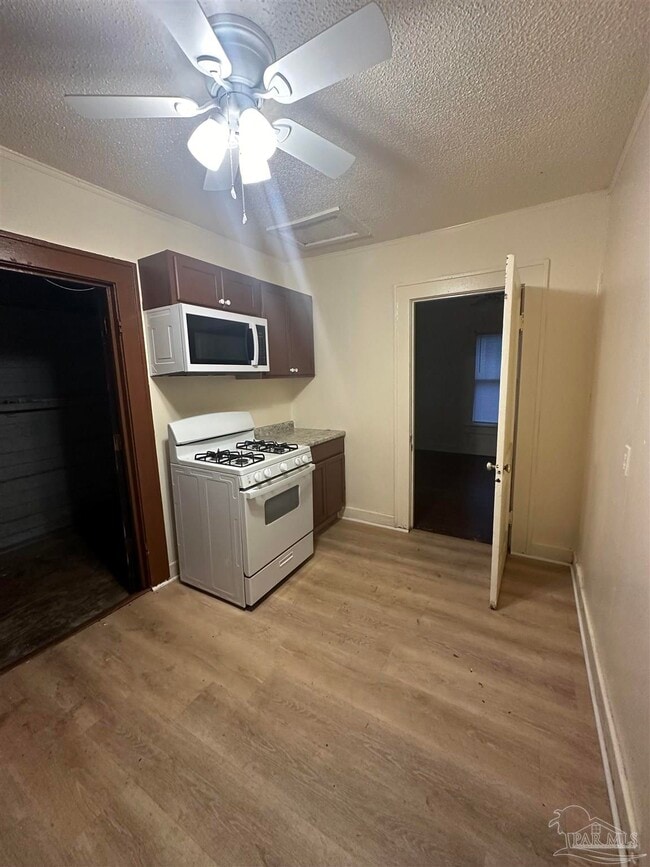 Building Photo - 14 E Strong St