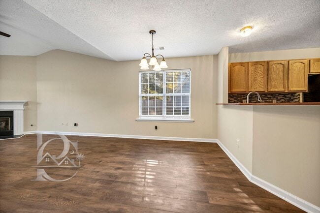 Building Photo - ONE STORY LIVING - MINUTES FROM EVERYTHING