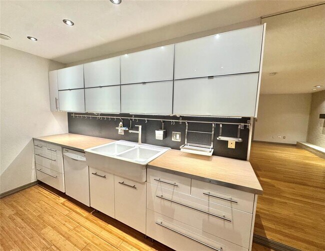 Building Photo - 4400 Hemingway Dr