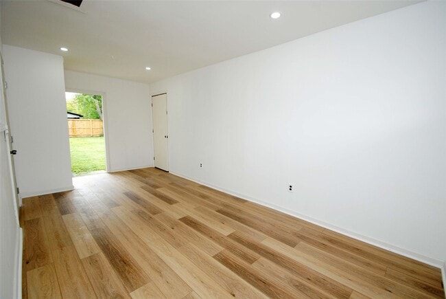 Building Photo - 2135 Bunzel St