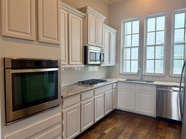 Building Photo - 266 E 28th St