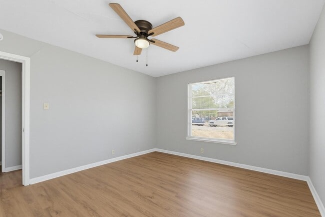 Building Photo - 618 S La Salle Dr