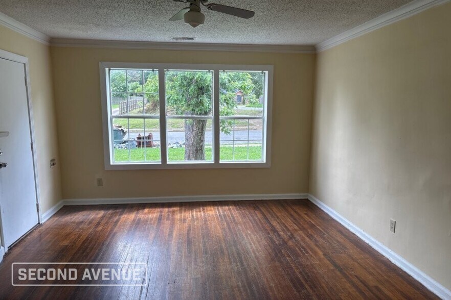 Building Photo - 2374 Larose Ave