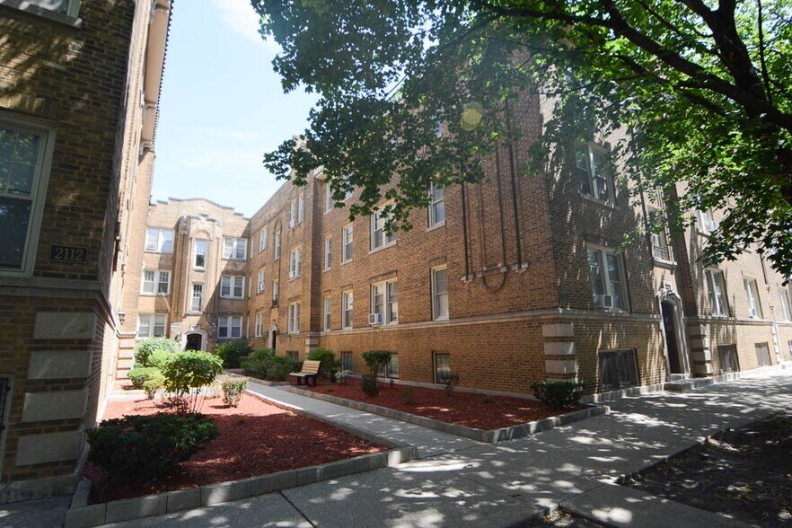 Building Photo - 2200 W Ainslie St