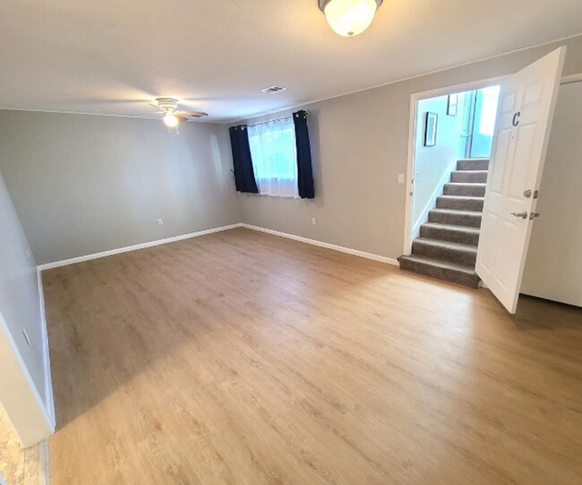 Building Photo - 2 Bed 1 Bath in Edgewater!