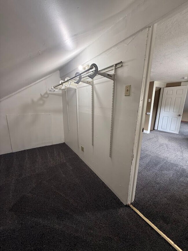 Building Photo - Three bedroom one bathroom home for rent