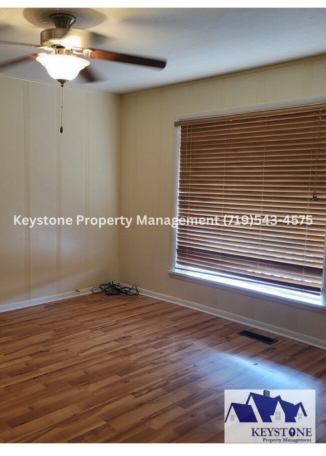 Building Photo - Downtown Apartment in 4-Plex with 2 Bedroo...