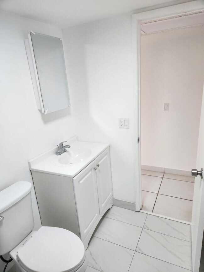 Building Photo - 600 Village Green Ct