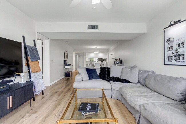 Building Photo - 1518 Whitehall Dr