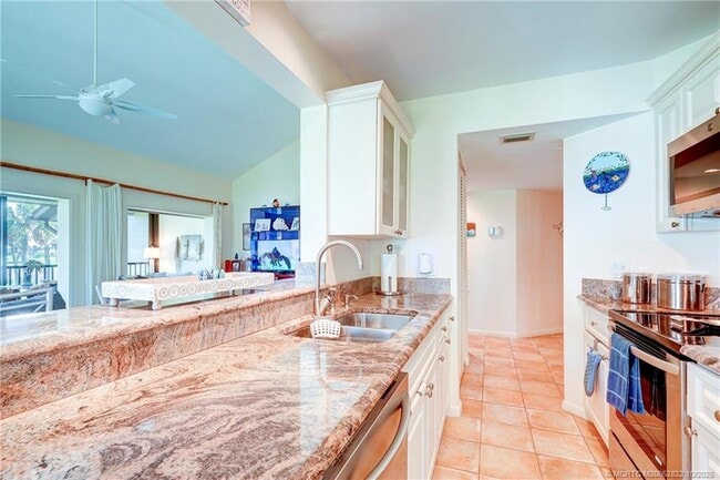 Building Photo - 233 NE Edgewater Dr