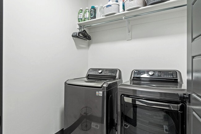 Building Photo - 423 W Red Wolf Dr