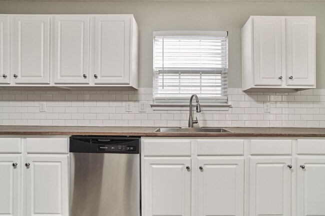 Building Photo - 3 BD/2.5 BA in Fishers!