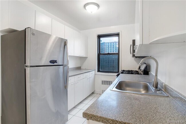 Building Photo - 411 Bronx River Rd